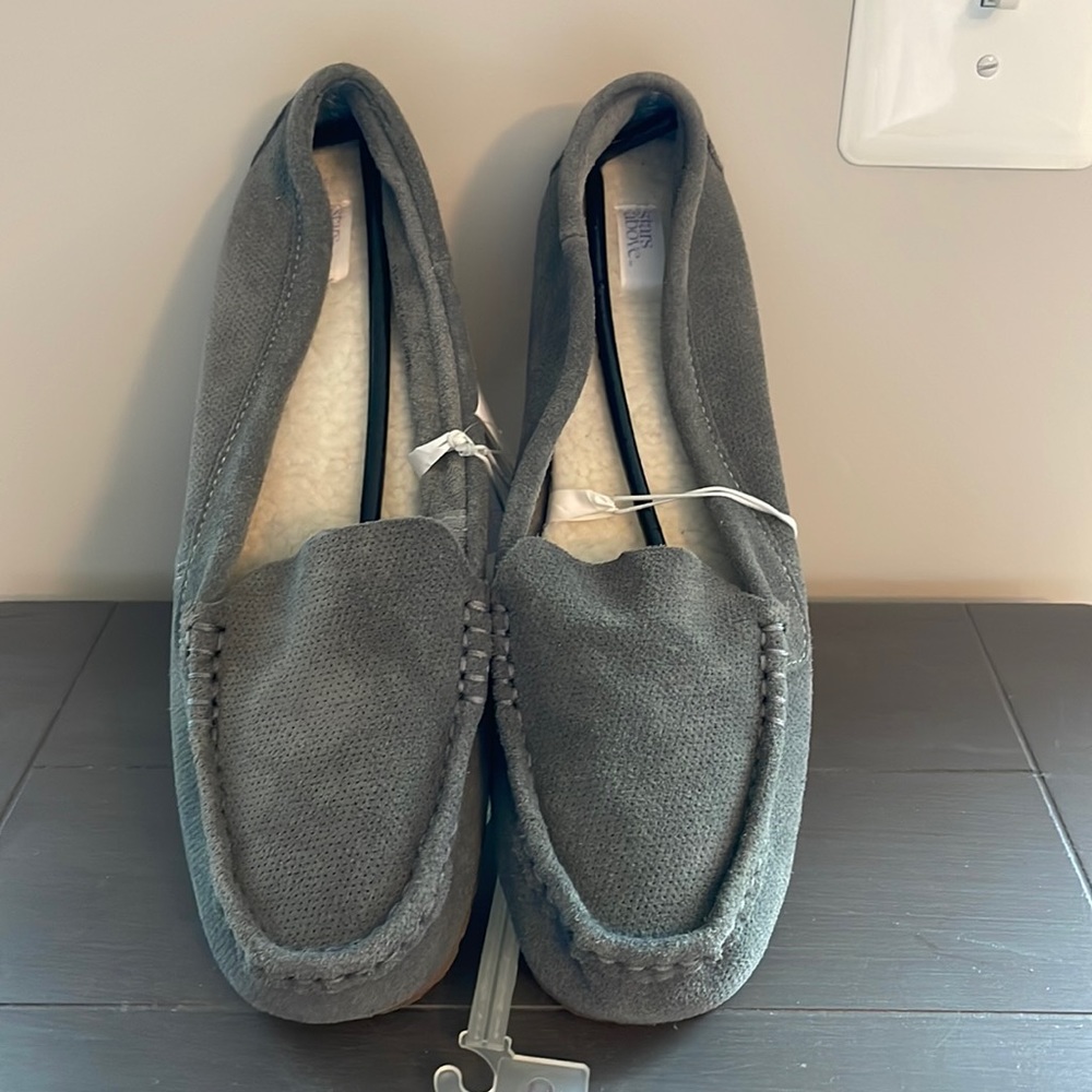 NWT Women’s Stars Above brand moccasin slippers in gray suede. Size 11.